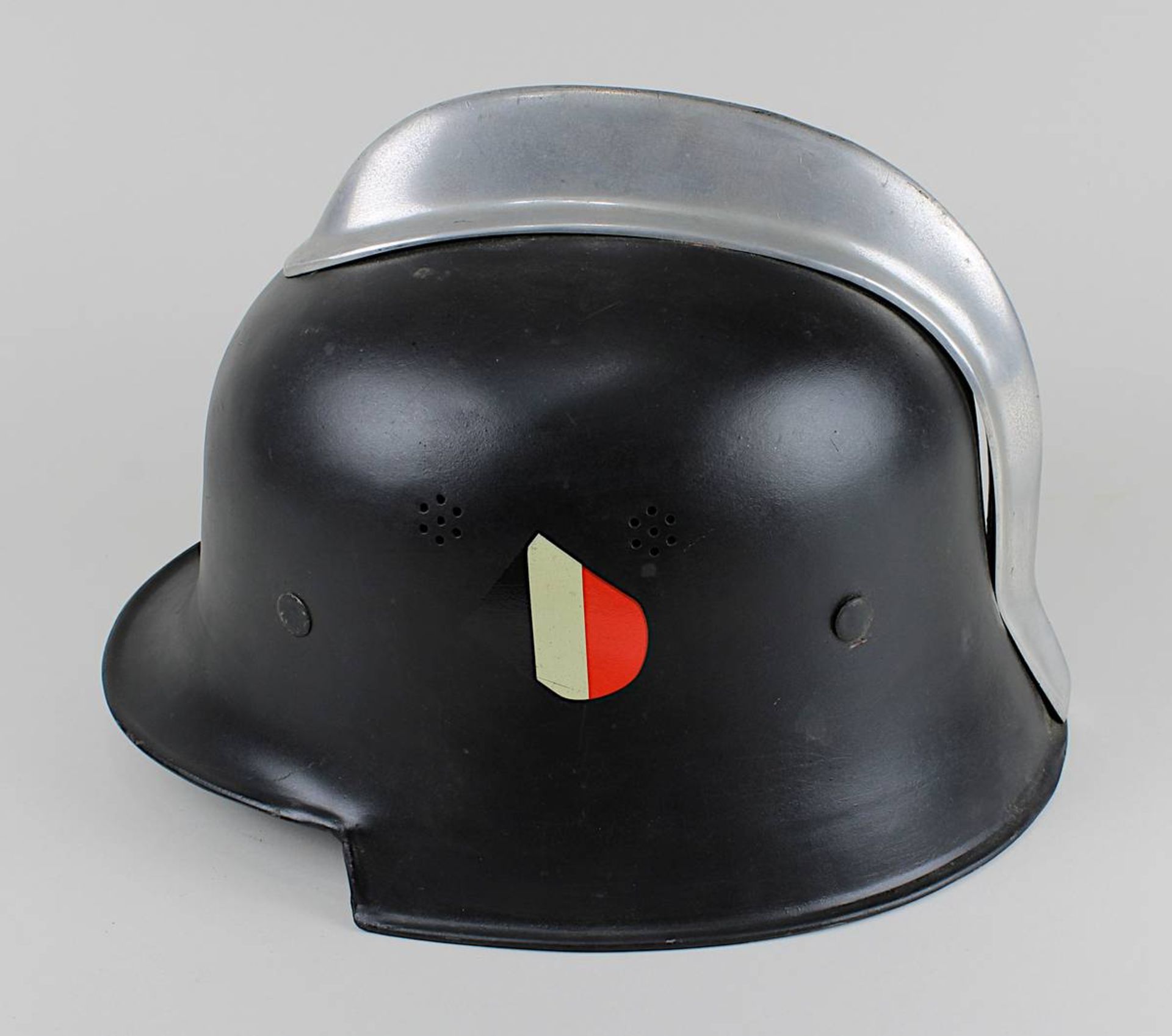 Helm der Feuerlöschpolizei, Deutsches Reich 1933-45, mit Ziegelbrecher, M34, neu lackiert und neue - Bild 3 aus 5