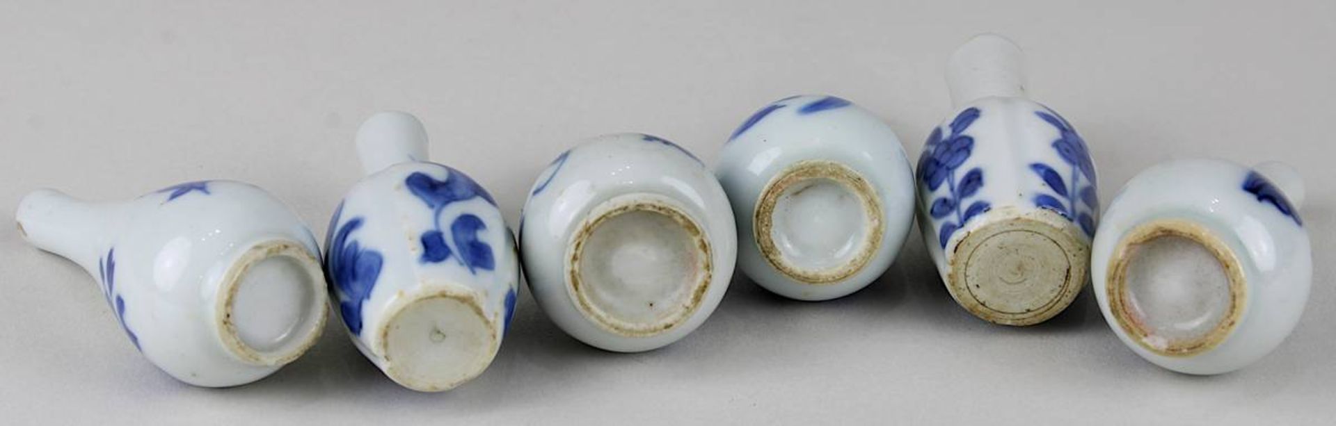 Sechs Solifleur-Miniaturvasen, China 19. Jh., Porzellan, weißer Scherben, Wandung mit floraler - Bild 2 aus 2
