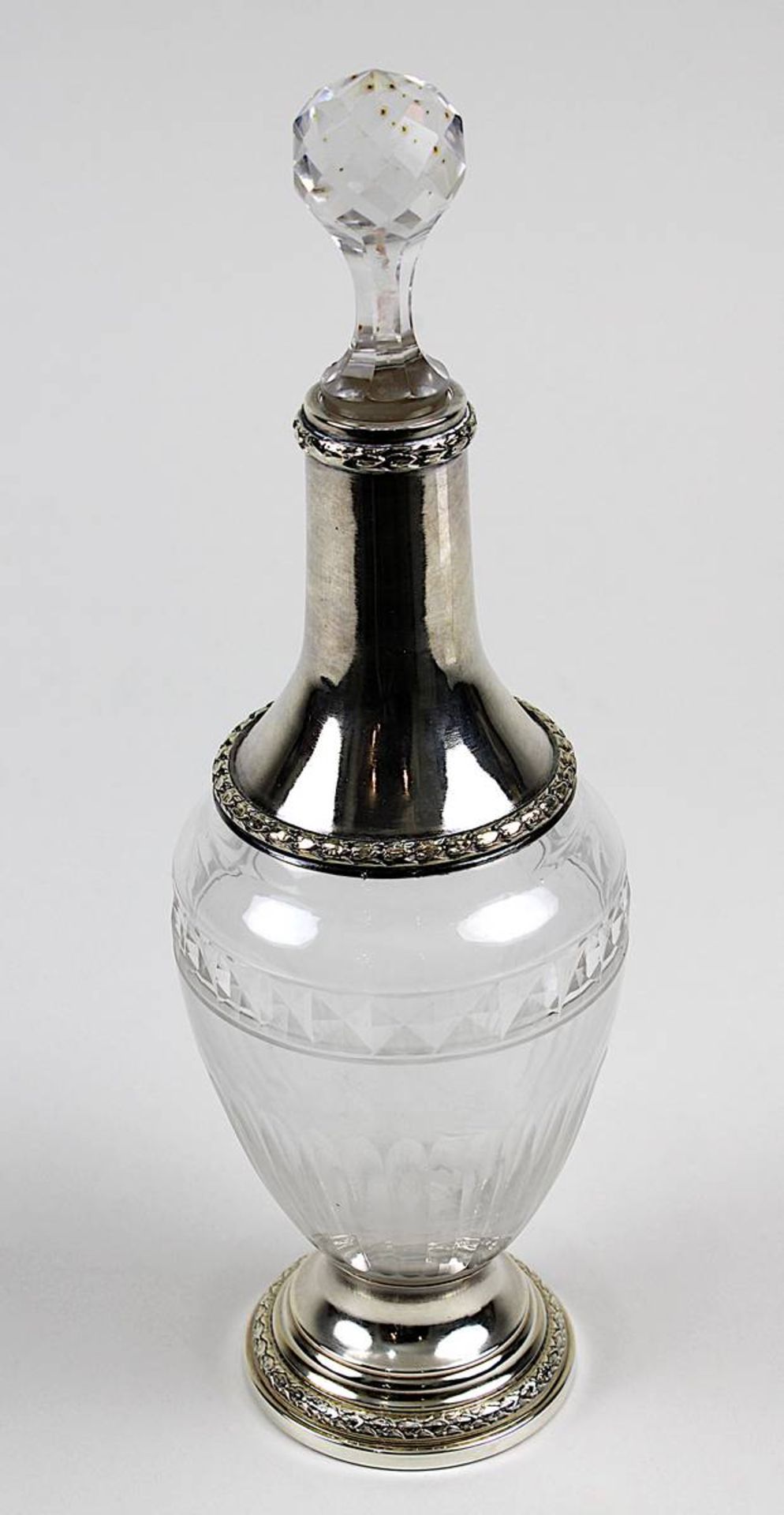 Kleine Karaffe mit Silbermontur, Frankreich 19. Jh., Fuß u. Hals aus 800er Silber, gepunzt mit