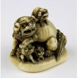 Elfenbein-Netsuke in Form eines Komainu-Wächterlöwen mit seinen 4 Jungen, Japan um 1900, aus einem