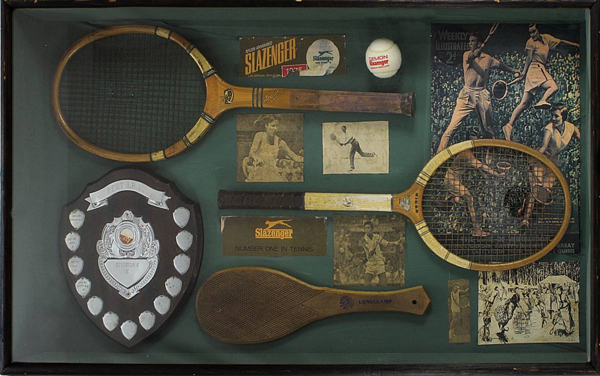 Schaukasten mit Objekten zum Tennis, 2. Hälfte 20. Jh., B 107 x T 12,5 x H 61,5 cm, mit drei alten