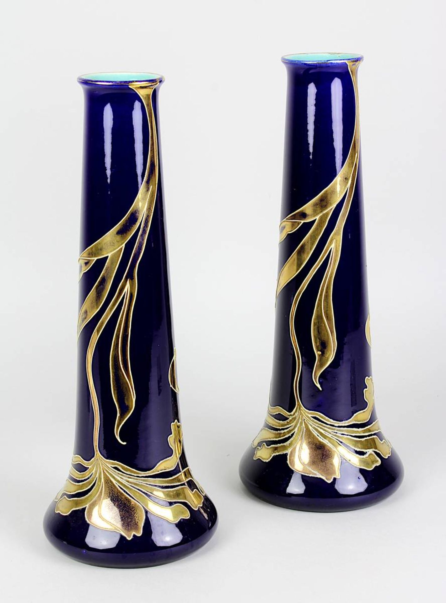 Paar Saargemünd Jugendtil-Vasen, Utzschneider um 1910, trichterförmiger Korpus aus Keramik, heller