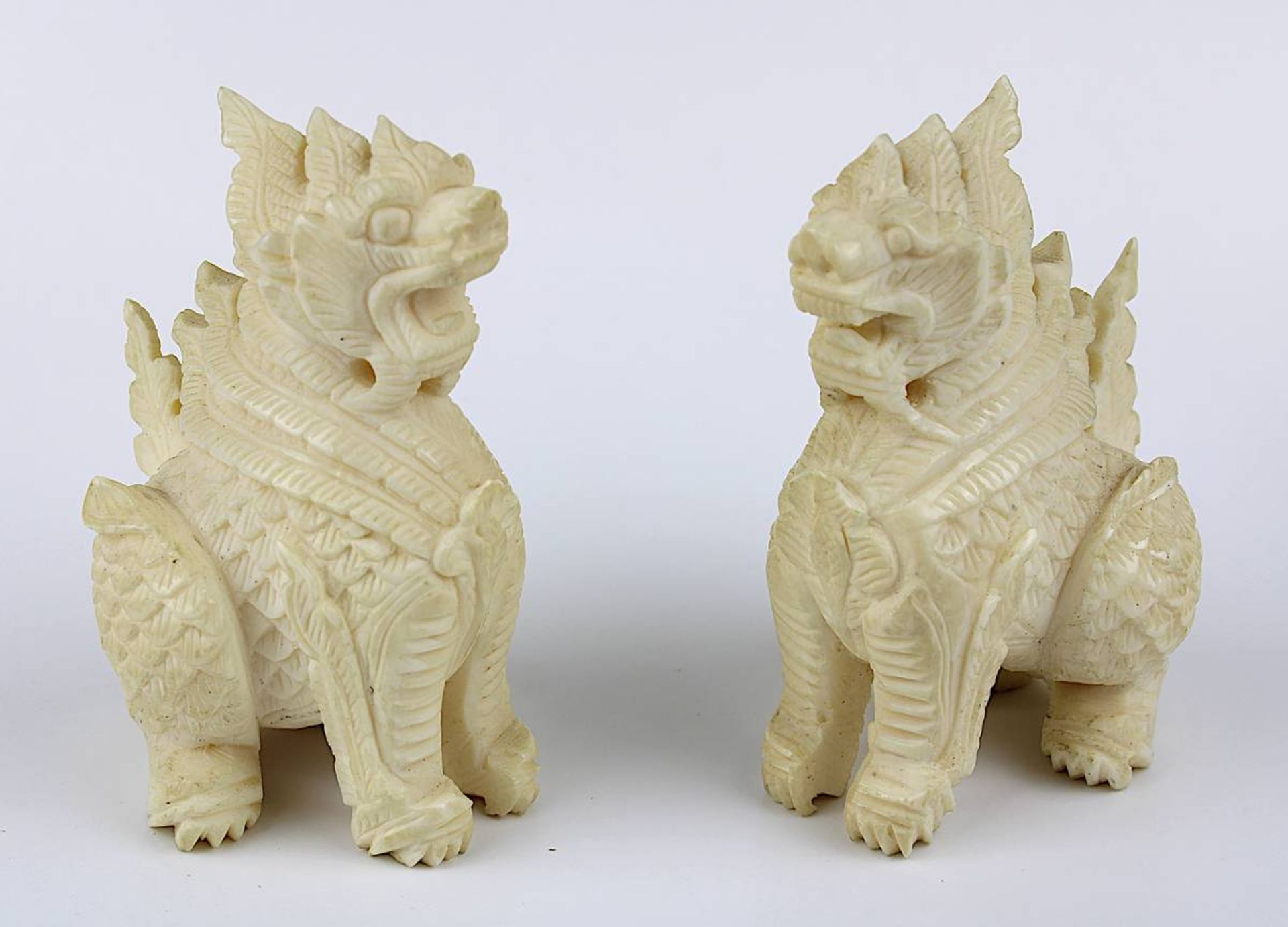 Paar Drachen als Tempelwächter, Elfenbein, China 1. Drittel 20. Jh., L jew. 4 cm, H jew. 6,8 cm,