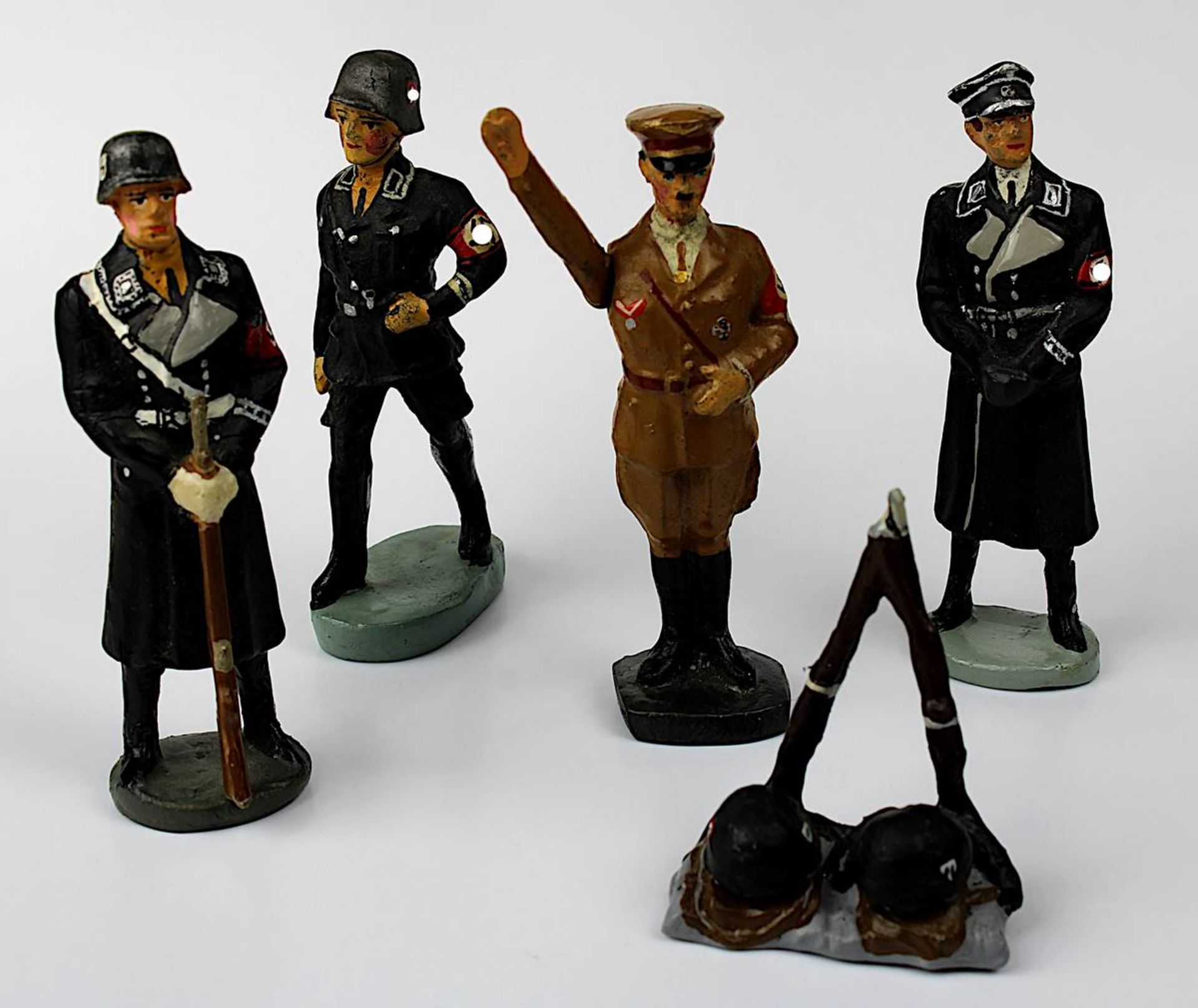 5 Elastolin-Figuren, Deutsches Reich 1933-45: Adolf Hitler mit beweglichem Arm, 3 SS-Soldaten und