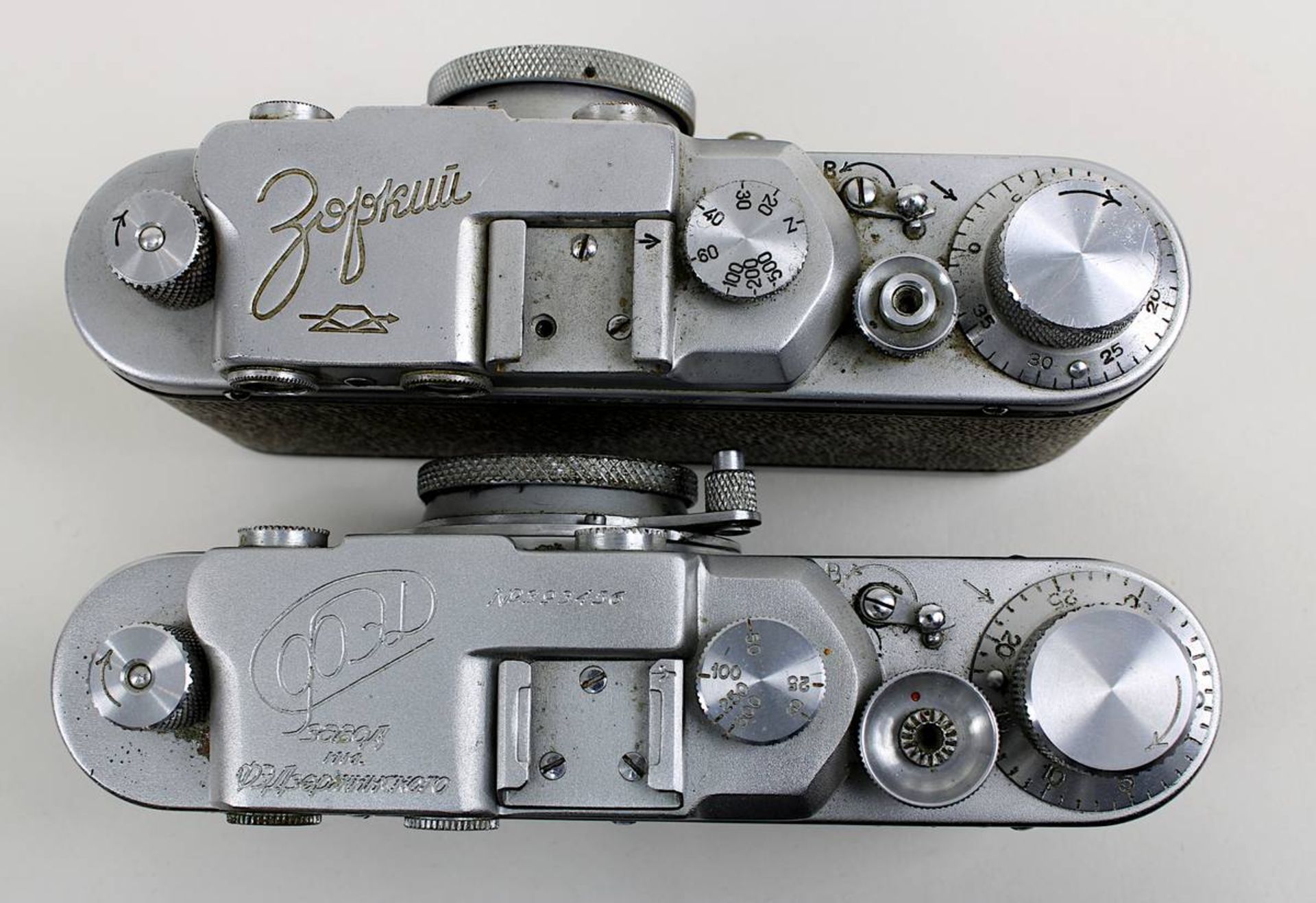 Zwei Kleinbildkameras sowjetischer Hersteller, um 1950, Leica Nachbau: Zorki, Nr. 429918, - Bild 2 aus 2