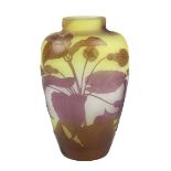 Gallé Jugendstil-Vase mit Fuchsiendekor, Nancy 1904 - 1906, ovaler Vasenkorpus aus Klarglas, innen