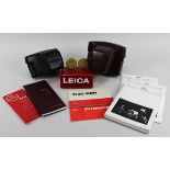 Konvolut zu Leica Kameras, bestehend aus: 2 Hüllen aus Leder bzw. Kunstleder, 3 Handbüchern,