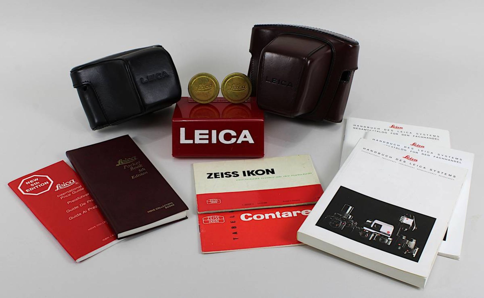 Konvolut zu Leica Kameras, bestehend aus: 2 Hüllen aus Leder bzw. Kunstleder, 3 Handbüchern,