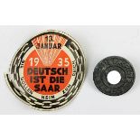 Mitgliedsabzeichen Opferring Elsass und Papieraufkleber "1935 Deutsch ist die Saar", Abzeichen aus