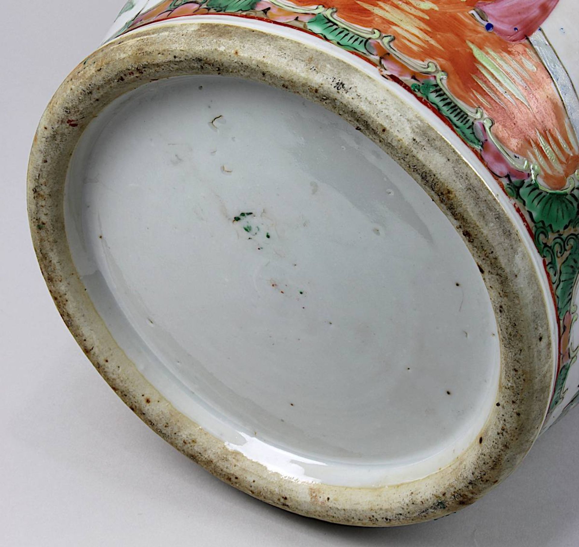Paar Vasen famille rose, China 19. Jh., Porzellan weißer Scherben, leicht seladonfarben glasiert, - Bild 5 aus 6