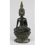 Buddha-Figur aus Bronze, Siam 17./18. Jh., Buddha sitzend auf stilisiertem Lotusthron, im