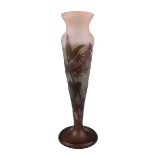 Gallé Jugendstil-Vase mit Dekor von Primeln, Nancy 1906-1914, Klarglaskorpus innen partiell mit