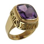 Gelbgoldring mit Amethyst, deutsch 1960er Jahre, Ringschiene gepunzt 585, handgefertigter Ringkopf