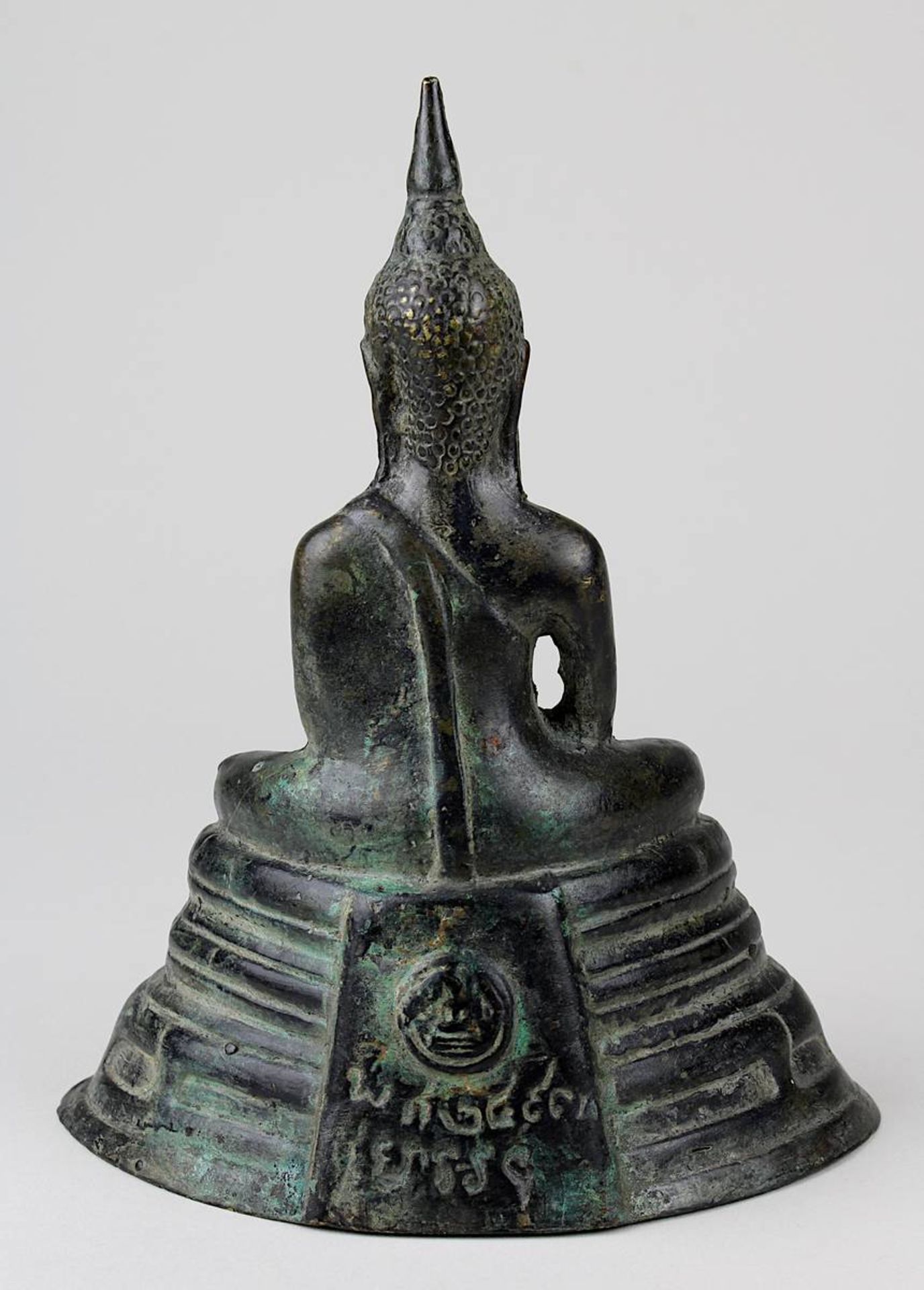 Bronze-Buddha, Siam 19. Jh., vollplastische Figur im Lotussitz, auf hohem getrepptem Sockel, auf der - Bild 2 aus 3
