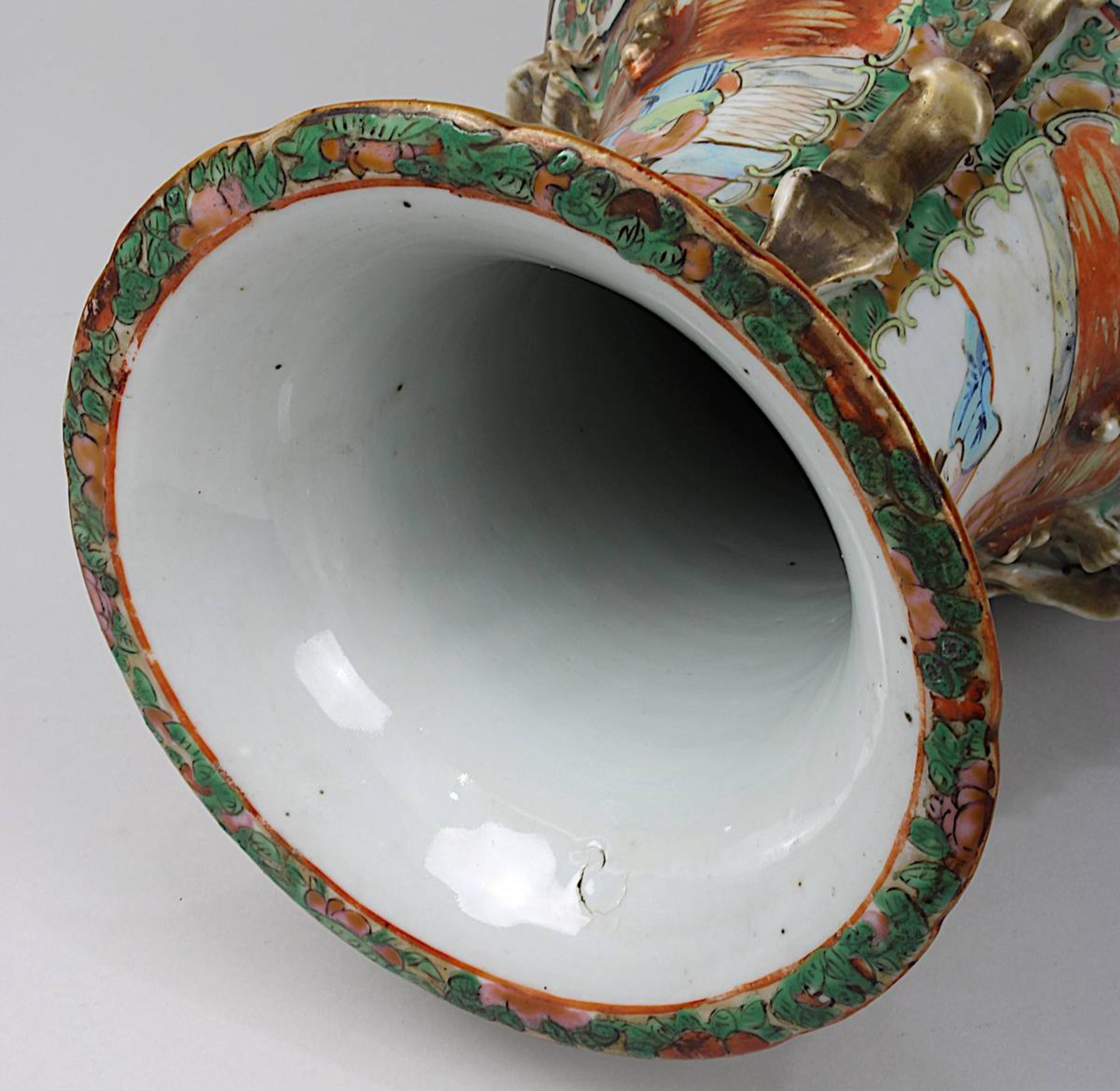 Paar Vasen famille rose, China 19. Jh., Porzellan weißer Scherben, leicht seladonfarben glasiert, - Bild 6 aus 6