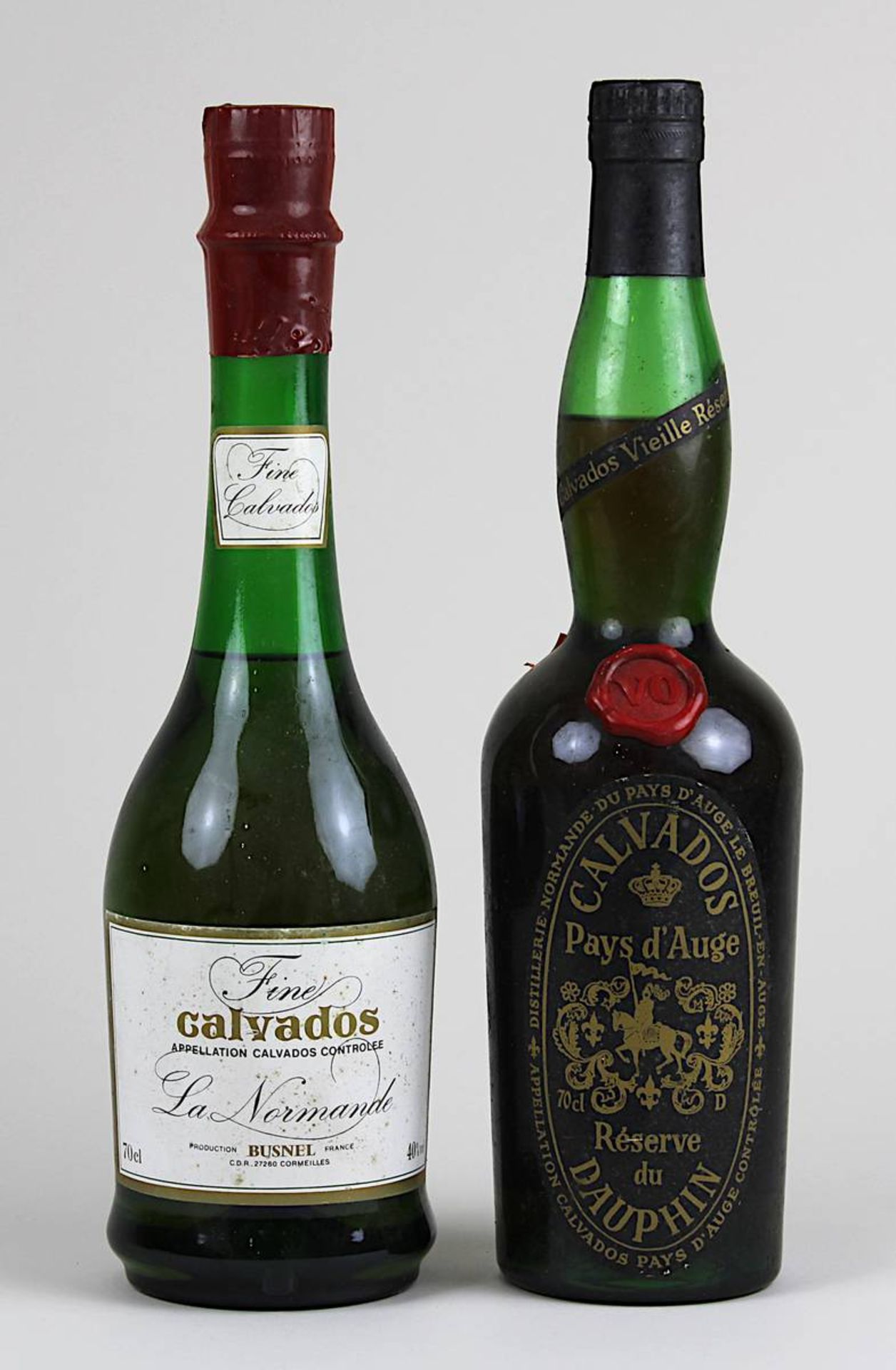 Zwei Flaschen Calvados, jeweils 0,7 L, einmal Calvados Pays d'Ange, Réserve du Dauphin, Le Breuil en
