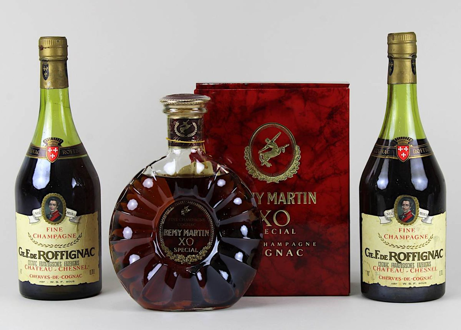 Drei Flaschen Cognac: zwei Flaschen Cte. F. de Roffignac, Château Chesnel, Chevres-de-Cognac, und