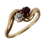 Roségoldring mit Brillant und Rubin, deutsch um 1910, gepunzt 585, Ringkopf mit einem Diamanten im