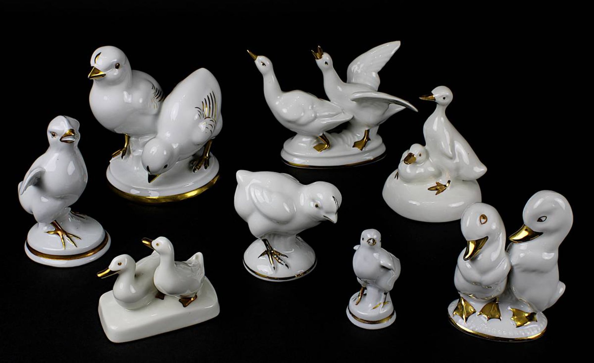 Acht Porzellanfiguren: Küken, Enten u. Gänse, Weißporzellan mit Goldstaffage, 20. Jh., versch.