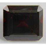 Granat, rechteckig, im Treppenschliff, 12,3 x 11,2 mm, T 7,6 mm, dunkelrot, vvsi, ca. 11,80 ct.