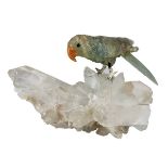 Papageienfigur auf Bergkristallstufe, Vogel aus grünbläulichem, durchscheinenden Mineral geschnitzt,