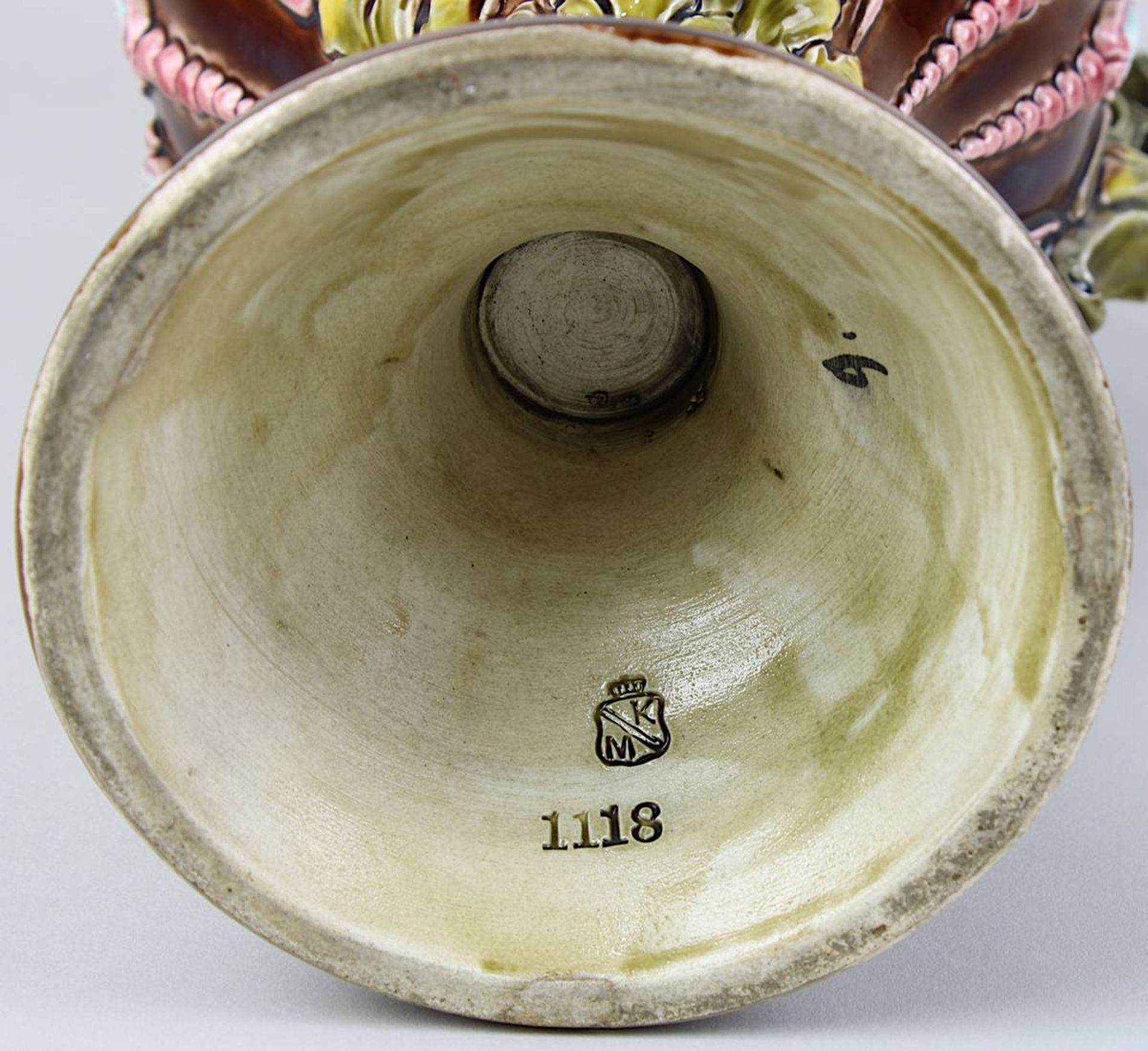 Paar Historismus-Keramikvasen mit reliefiertem floralem Dekor, Krause R. M. in Schweidnitz um - Image 2 of 2