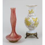 Zwei Glasvasen, um 1900: Jugendstil-Vase der Firma Rindskopf & Söhne Teplitz, klares Kristallglas,