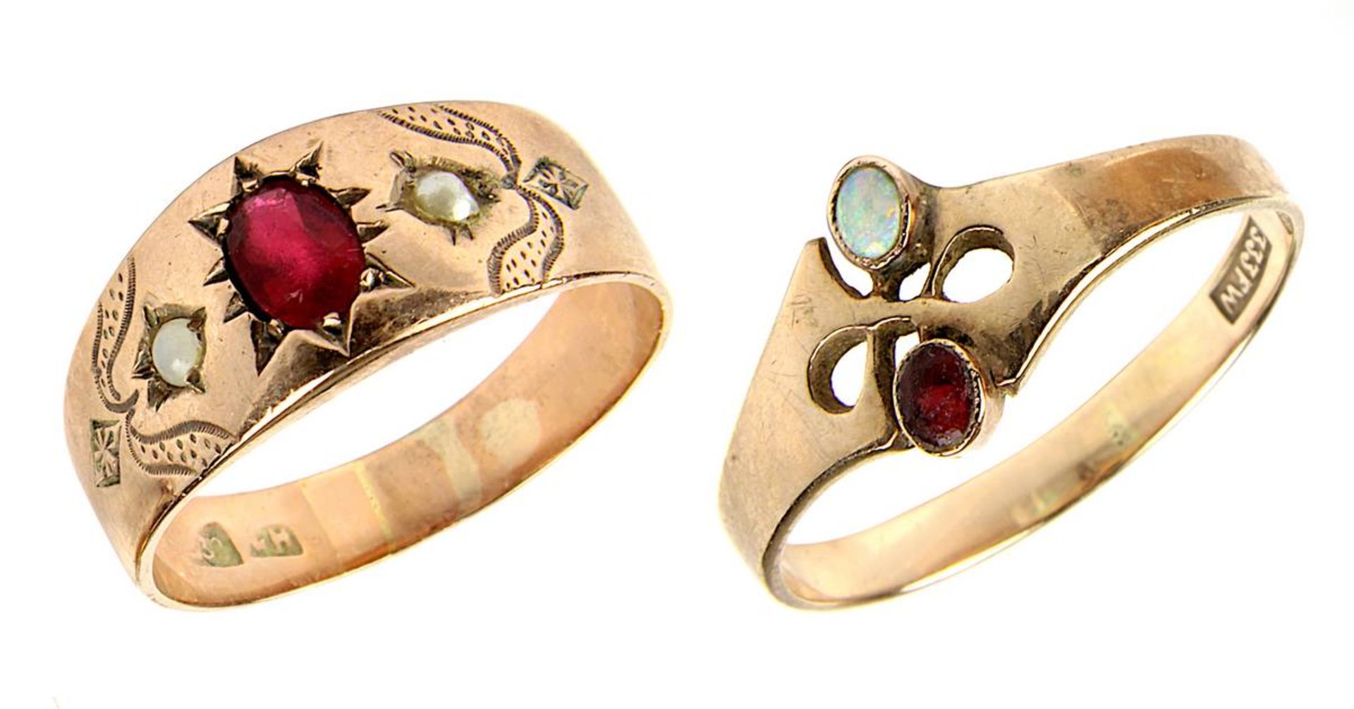 Zwei Jugendstil Rotgoldringe, Deutschland um 1900, ein Ring mit rotem Glasstein und zwei Perlchen,