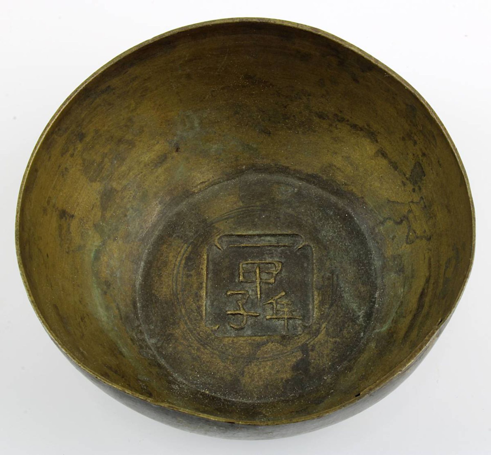 Messing-Koppchen, China Anfang 19. Jh., tief gemuldete Messingschale, handgetrieben, im Boden mit - Bild 2 aus 4