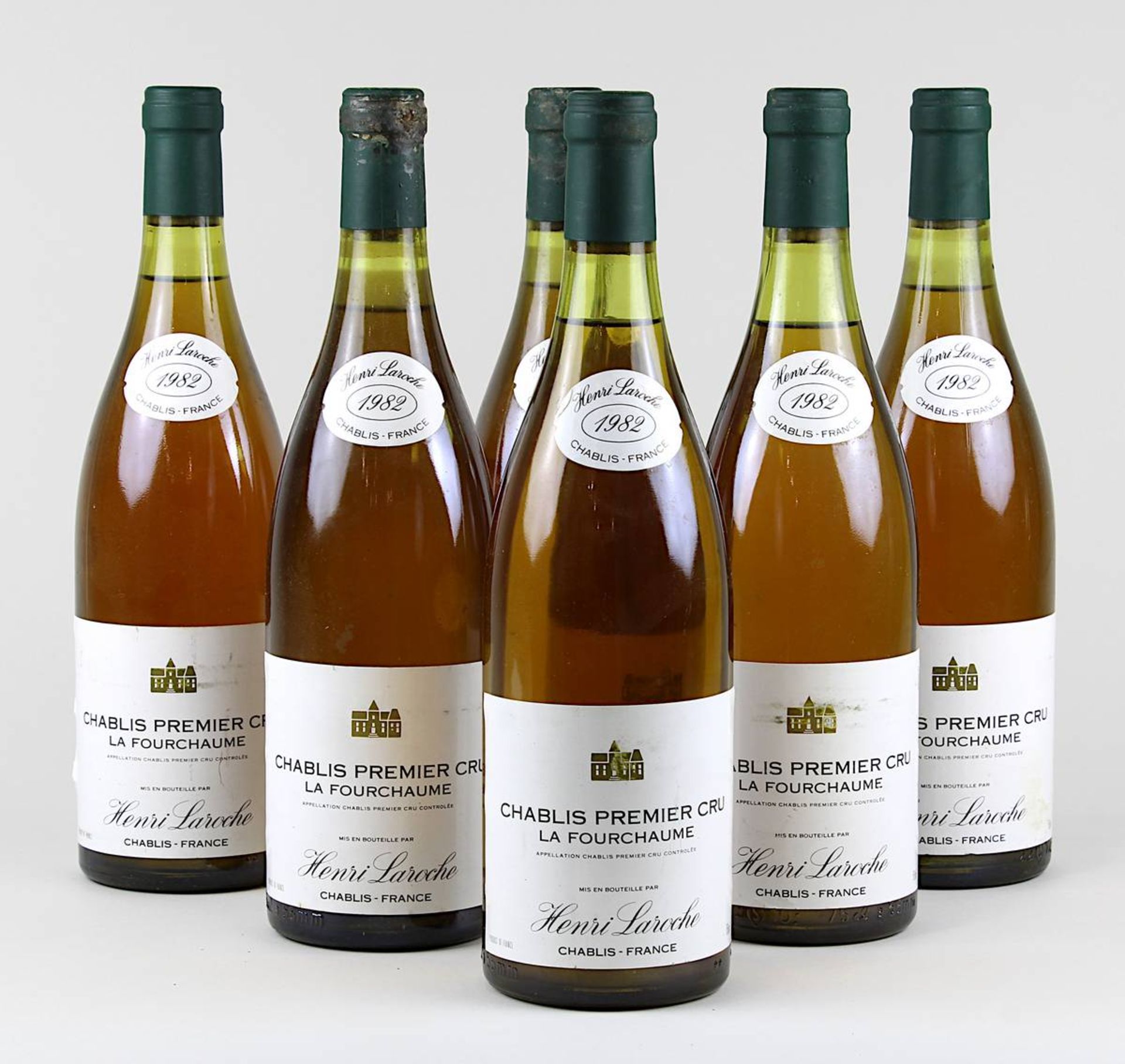 Sechs Flaschen 1982er Chablis Premier Cru, La Fourchaume, Henri Laroche, Füllhöhen meist Halsansatz.