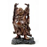Kleiner Glücksbuddha aus Holz, China um 1920, fein geschnitzte Figur mit erhobenen Händen und