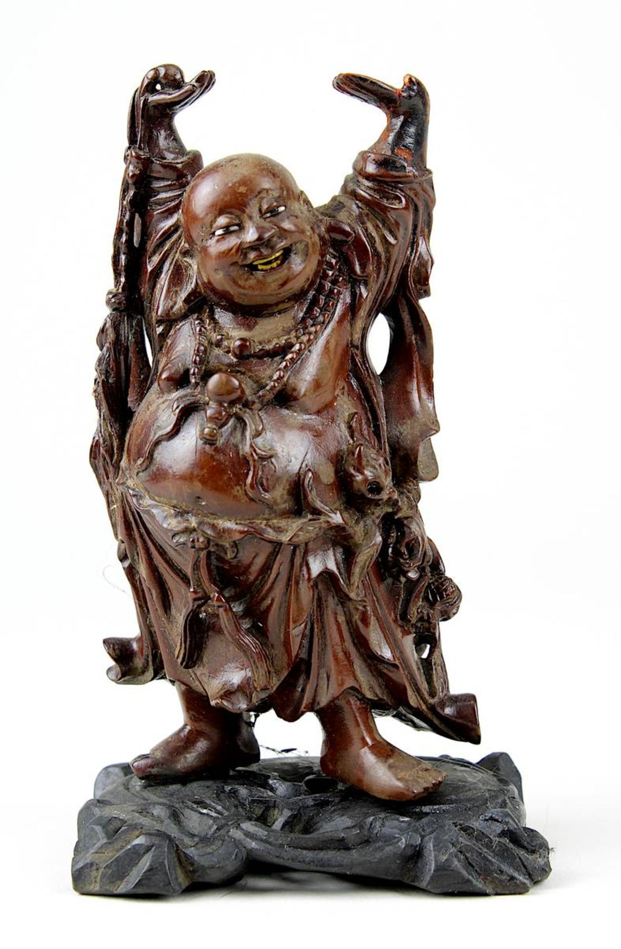 Kleiner Glücksbuddha aus Holz, China um 1920, fein geschnitzte Figur mit erhobenen Händen und