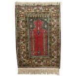 Gebetsteppich, Türkei 2. H. 20. Jh., Kunstseide und Baumwolle, mit Mihrabmotiv, breite mehrfache