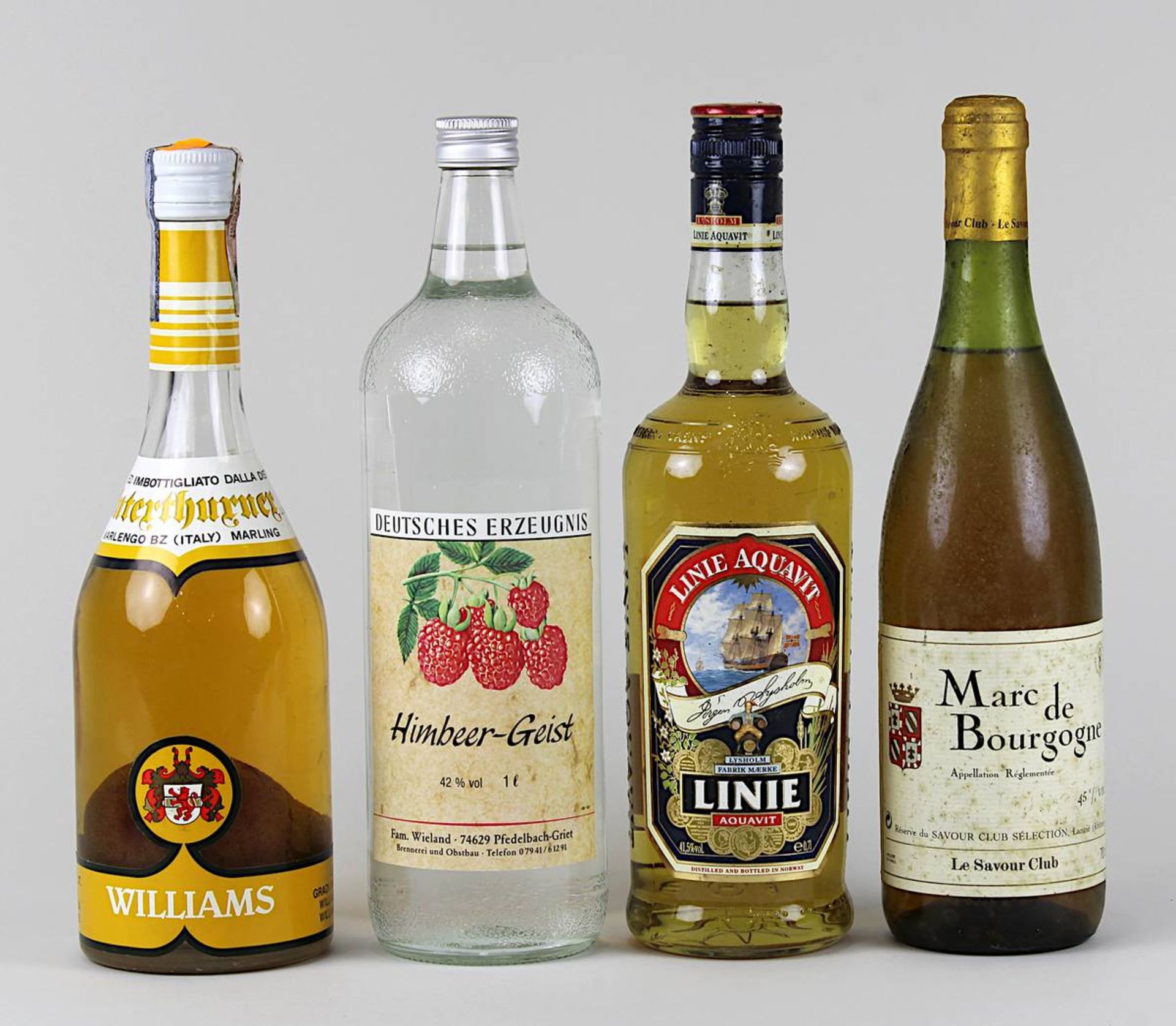 Vier Flaschen Spirituosen: eine Flasche Ligne Aquavit, Lysholm, Norwegen, eine Flasche