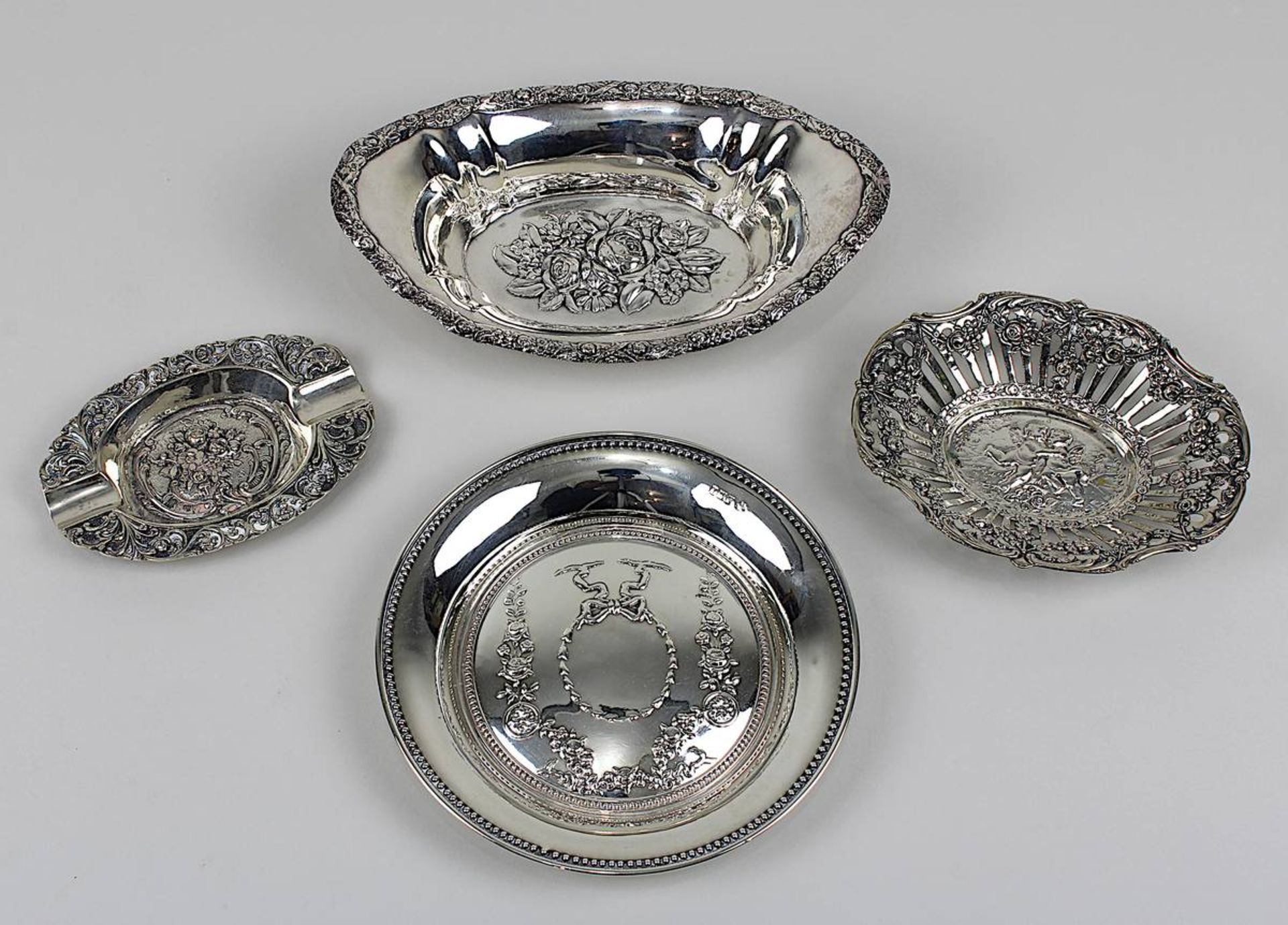 Vier Silberteile, Anfang - Mitte 20. Jh., alle im Barockstil, Teller aus 925er Silber, Burmingham