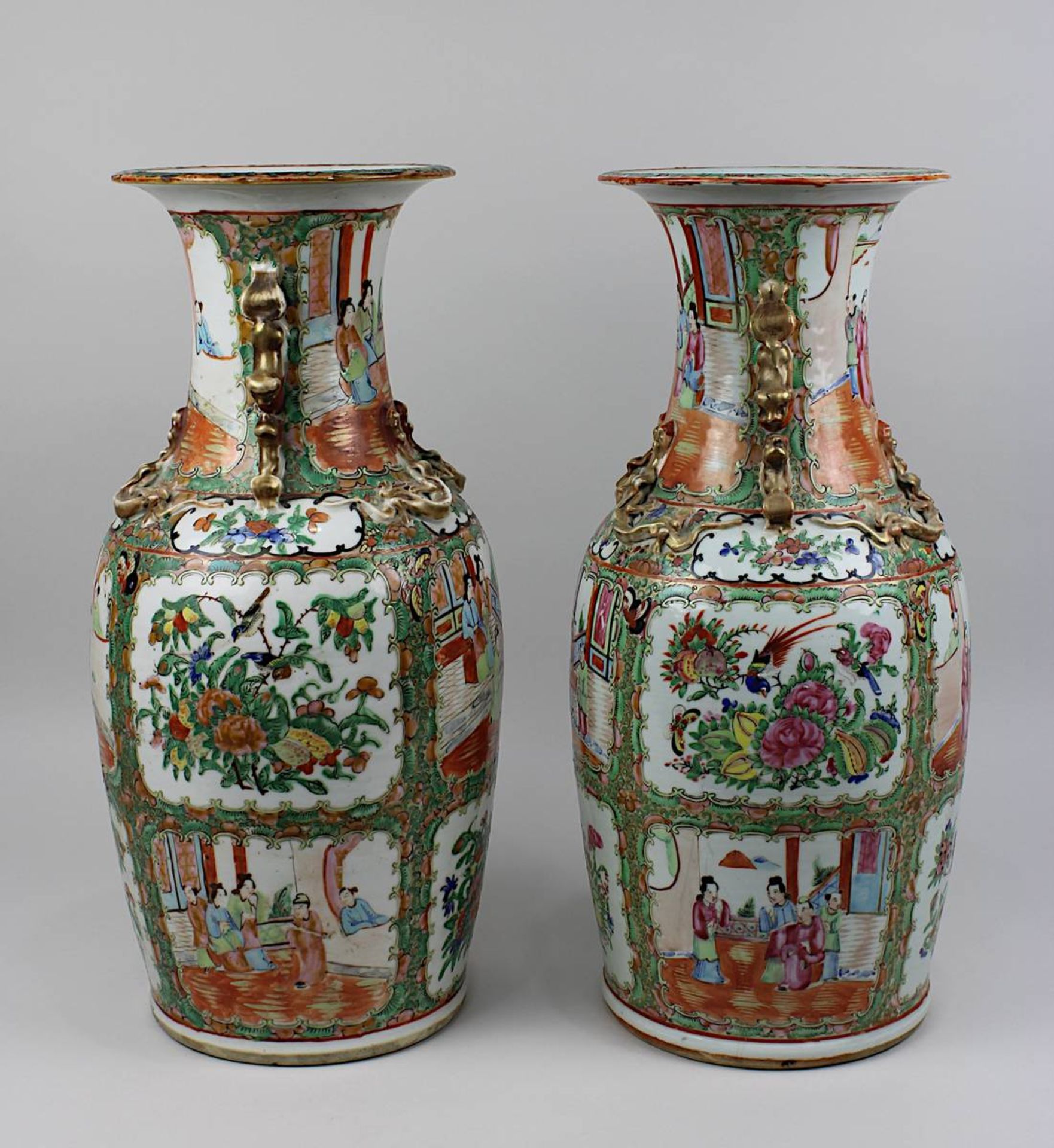 Paar Vasen famille rose, China 19. Jh., Porzellan weißer Scherben, leicht seladonfarben glasiert, - Bild 2 aus 6