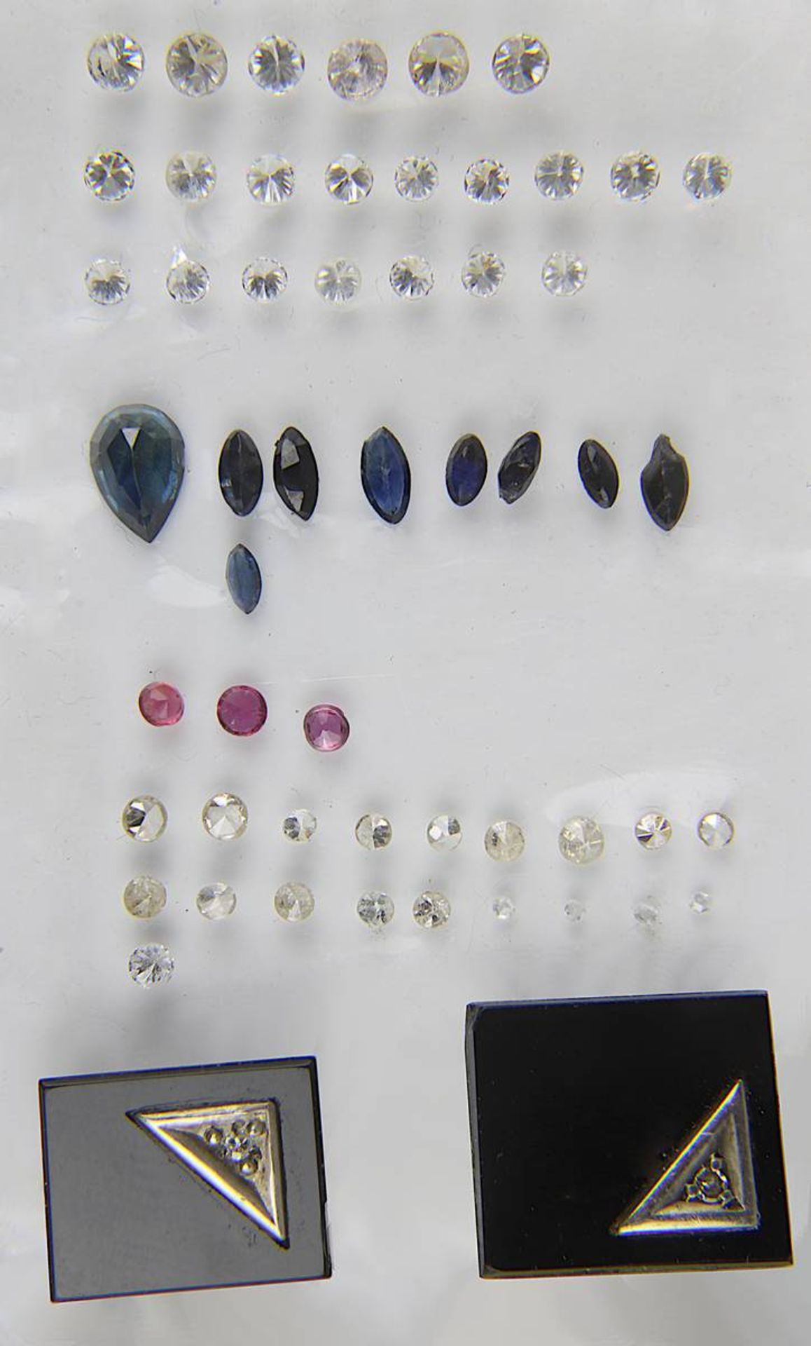 Kleine Sammlung Diamanten, Saphire und Rubine sowie 2 Onyxplatten, bestehend aus: 41 Diamanten im