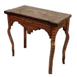 Spieltisch, Naher Osten, 2. H. 20. Jh., exotisches Holz, reich intarsiert mit Perlmuttintarsien u.