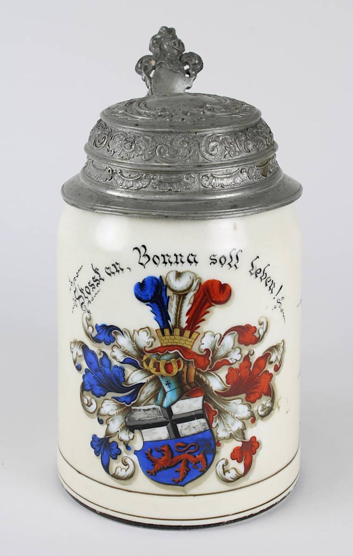 Bierkrug einer Bonner Studentenverbindung, 1892/93, Porzellan, blau-weiß-rot bemalt, seitlich - Bild 3 aus 4