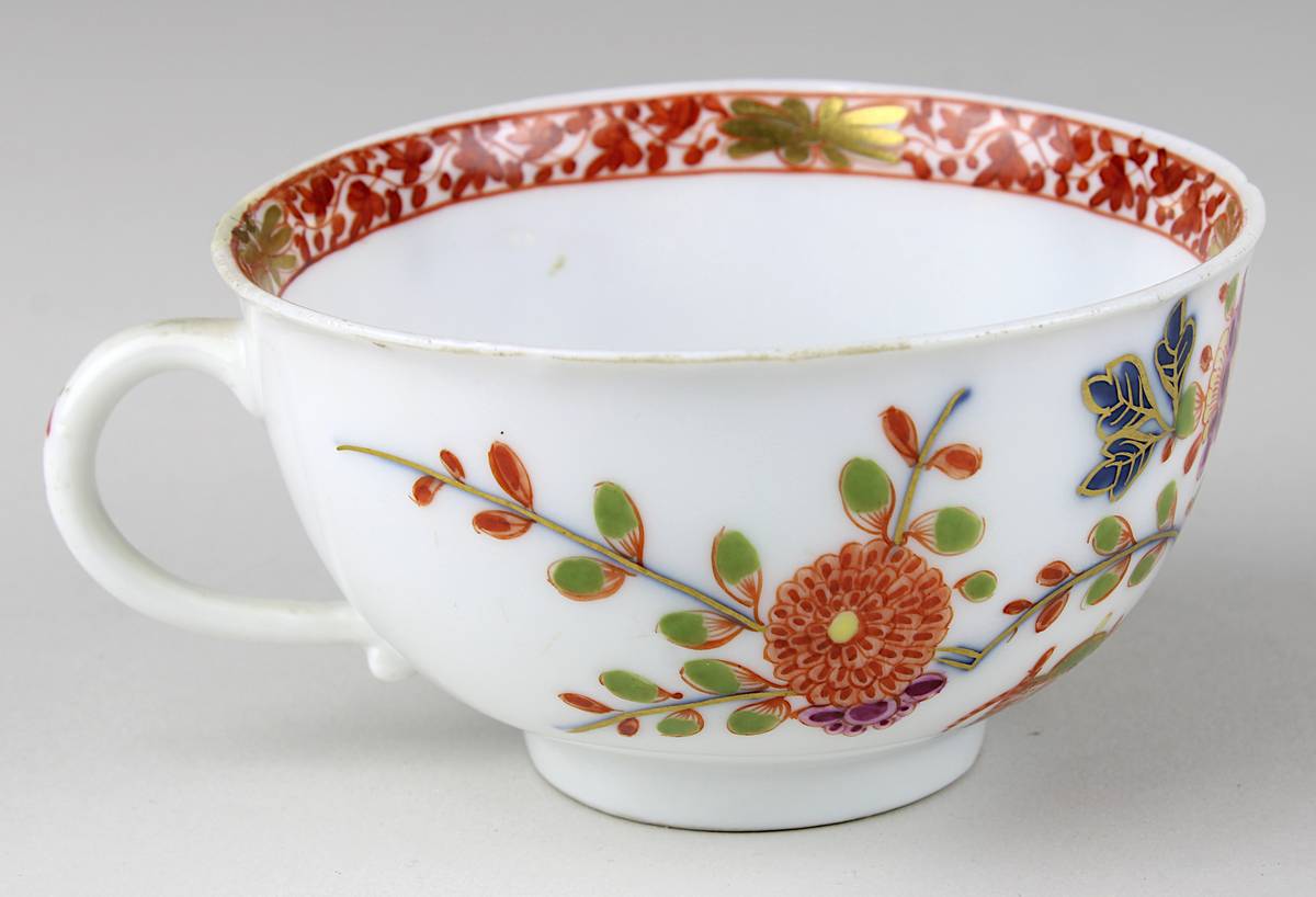 Meissen-Tasse ohne Unterteller, mit Kakiemondekor, um 1730, farbig auf Glasur bemalt, partiell mit - Image 3 of 5