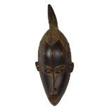 Anthropomorphe Maske der Guro oder Yaure, Cote d'Ivoire, Holz geschnitzt, dunkel patiniert und mit
