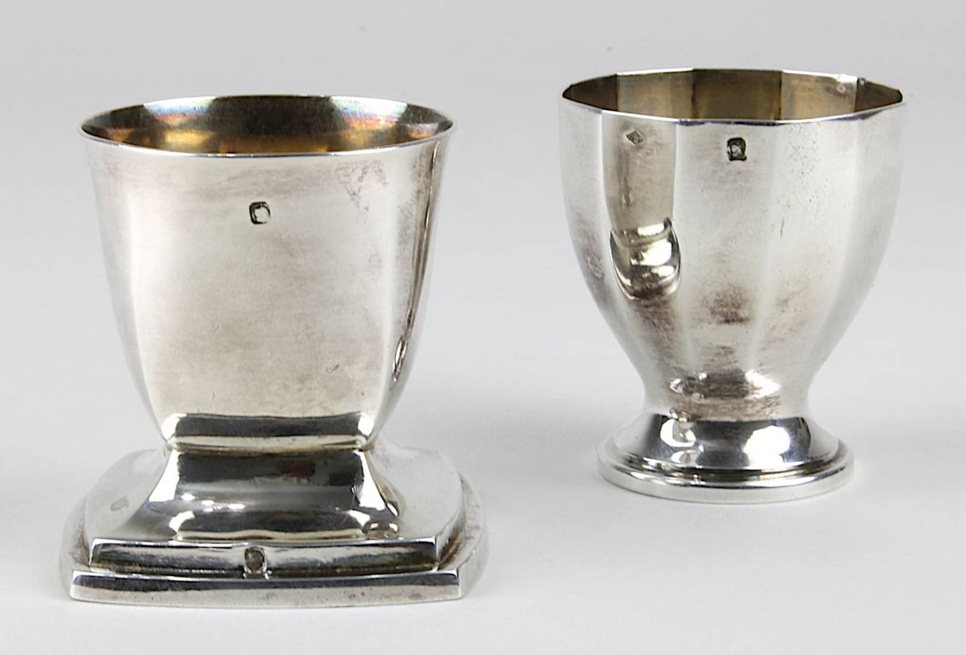 Zwei Art Déco Eierbecher aus Silber, Frankreich 1920er Jahre, Höhe 5 und 5,3 cm, beide gestempelt