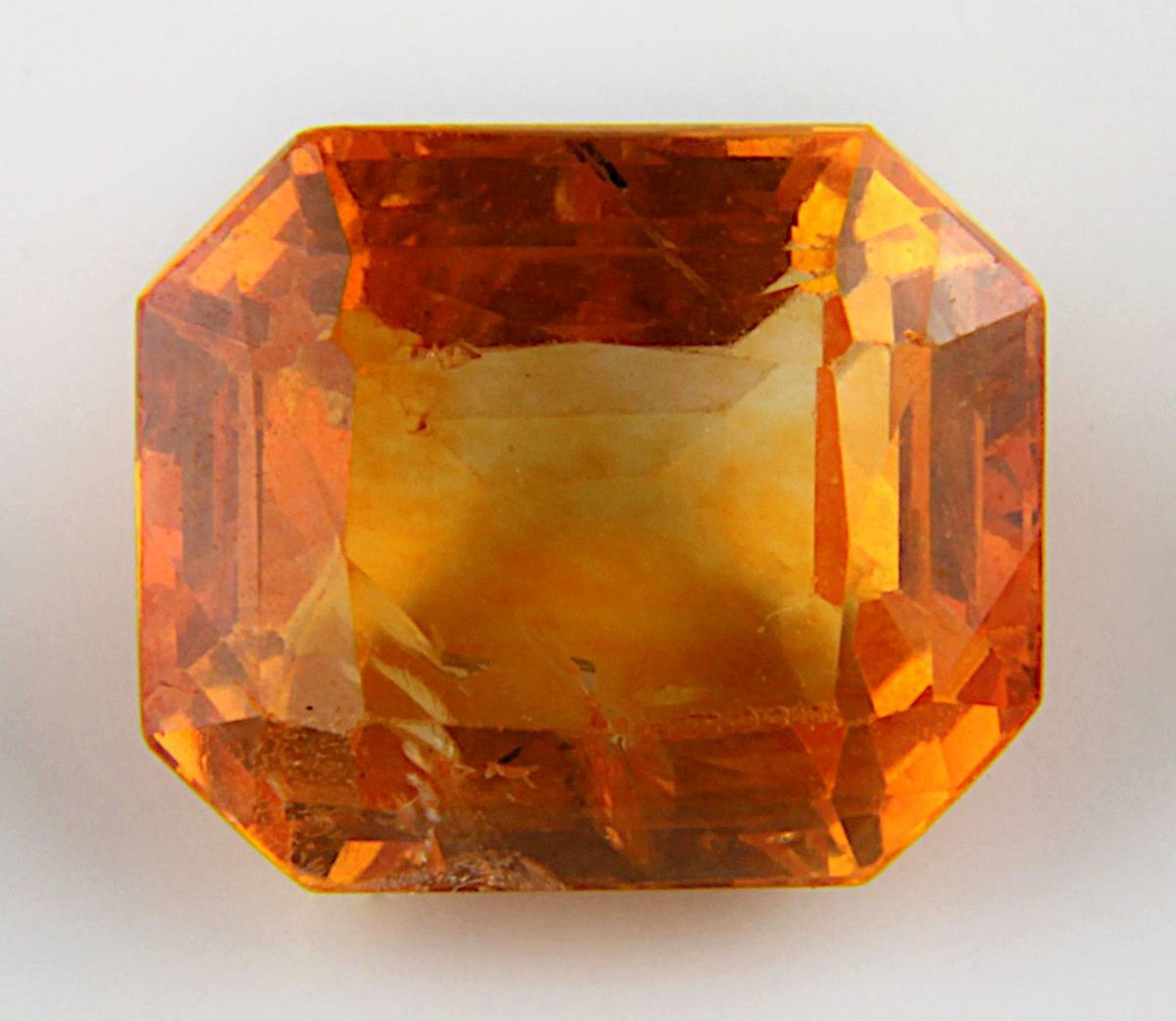 Orangefarbener Saphir, Sri Lanka, 2,79 ct, rechteckig, facettiert im Treppenschliff, 8,1 x 6,9 mm, T