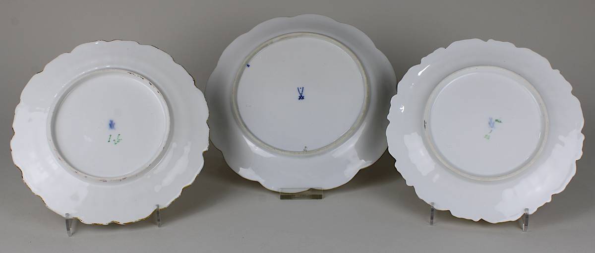 3 Meissen-Teller, 1 Teller farbig mit Blumenzweigdekor bemalt, Fahne mit reliefiertem, vergoldetem - Image 2 of 2