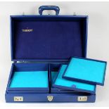 Tissot Koffer mit 14 Tablaren, flache Tablare zur Präsentation von Uhren oder Schmuck, jew. blauer