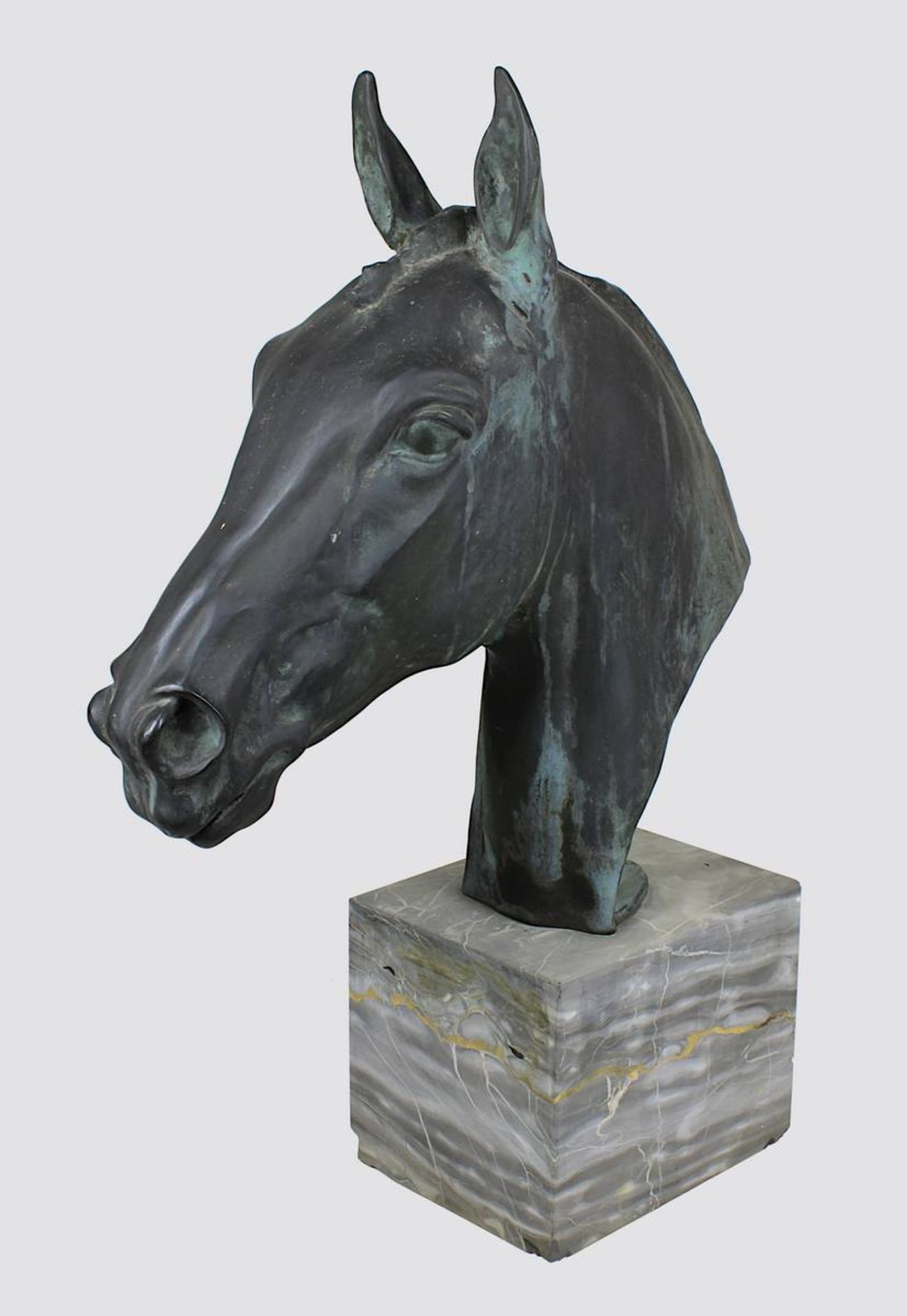 Hussmann, Albert Hinrich (Lüdingworth 1874 - 1946 Fürstenberg), Pferdekopf, Bronze mit grüner,