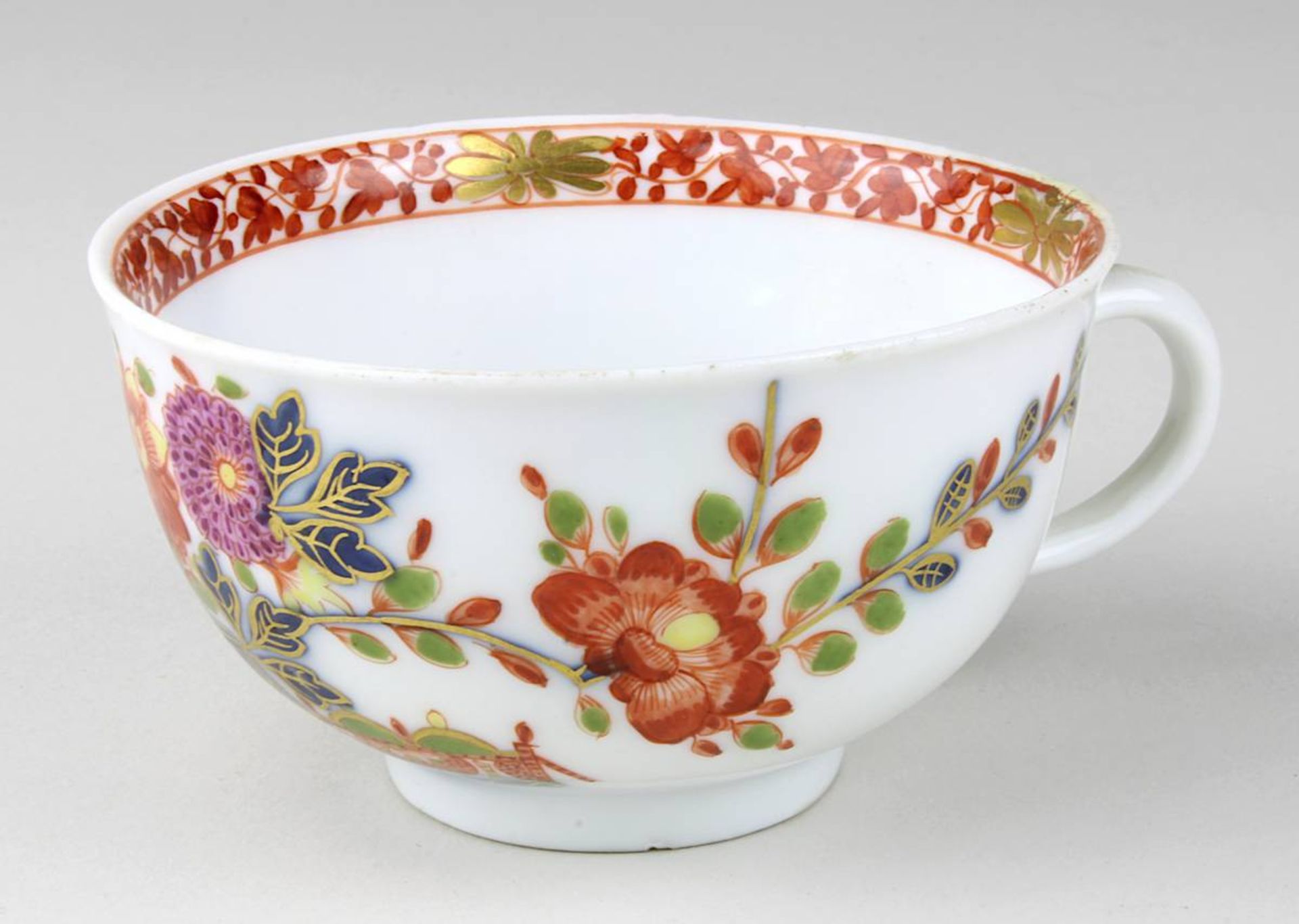 Meissen-Tasse ohne Unterteller, mit Kakiemondekor, um 1730, farbig auf Glasur bemalt, partiell mit