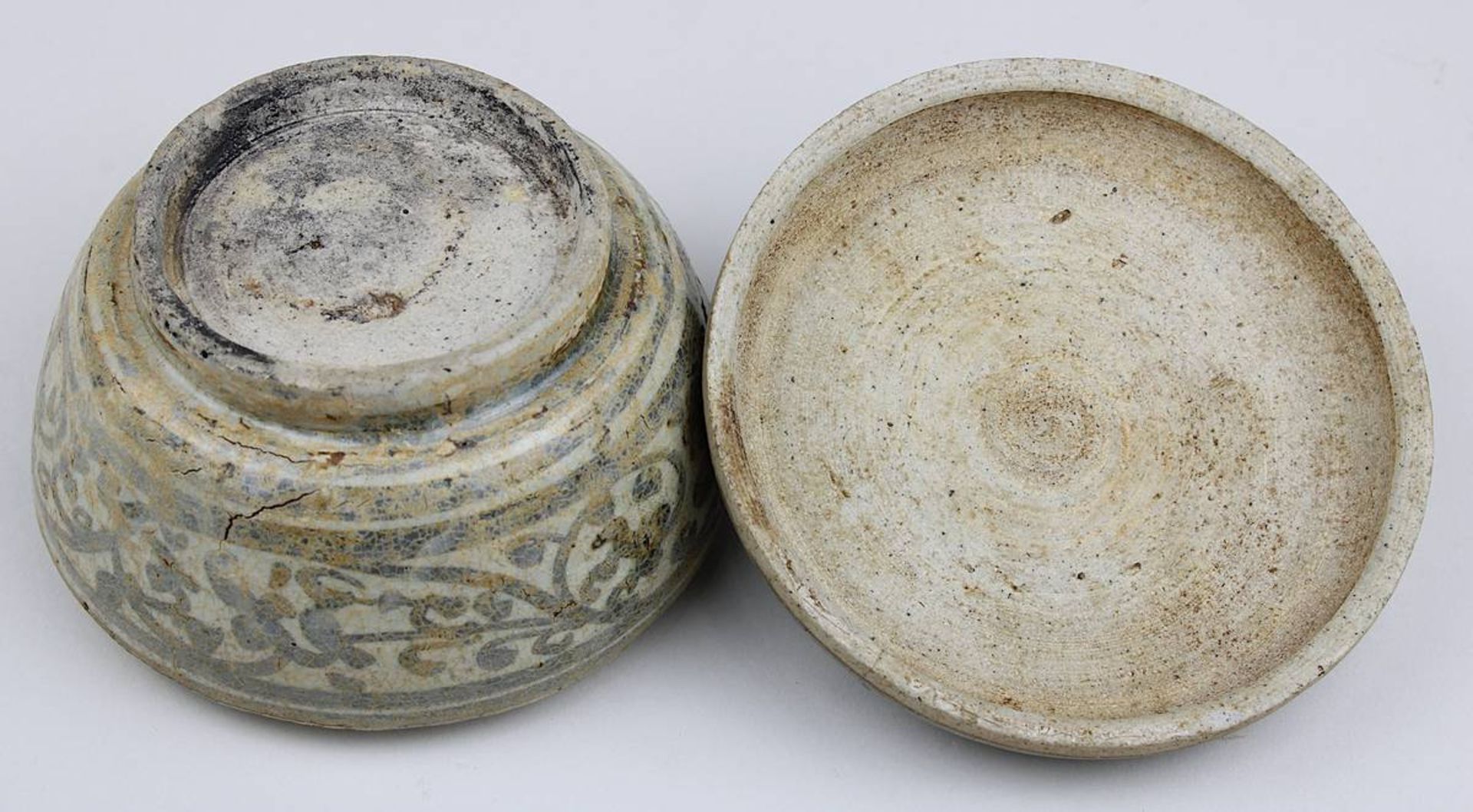 Steingut-Deckeldose, Vietnam 15. Jh., Keramik, graubrauner Scherben, handgedreht, Außenwandung mit - Image 3 of 3