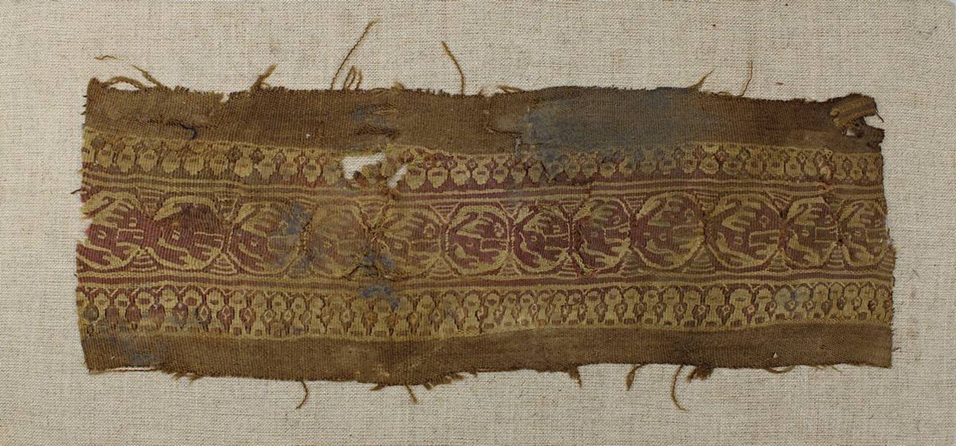 Koptisches Textilfragment, Ägypten wohl 3.-8. Jh., Leinen/Wolle, Fragment eines Zierstreifens, in