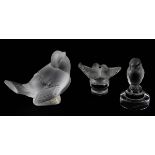 Drei Lalique Vögel aus Kristallglas, partiell matt geätzt, ein großer Vogel, Höhe 9 cm, Länge 10,5